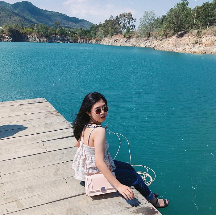 Hồ Đá Xanh với “background” sống ảo đẹp lung linh với khung cảnh thiên nhiên bình yên dịu dàng